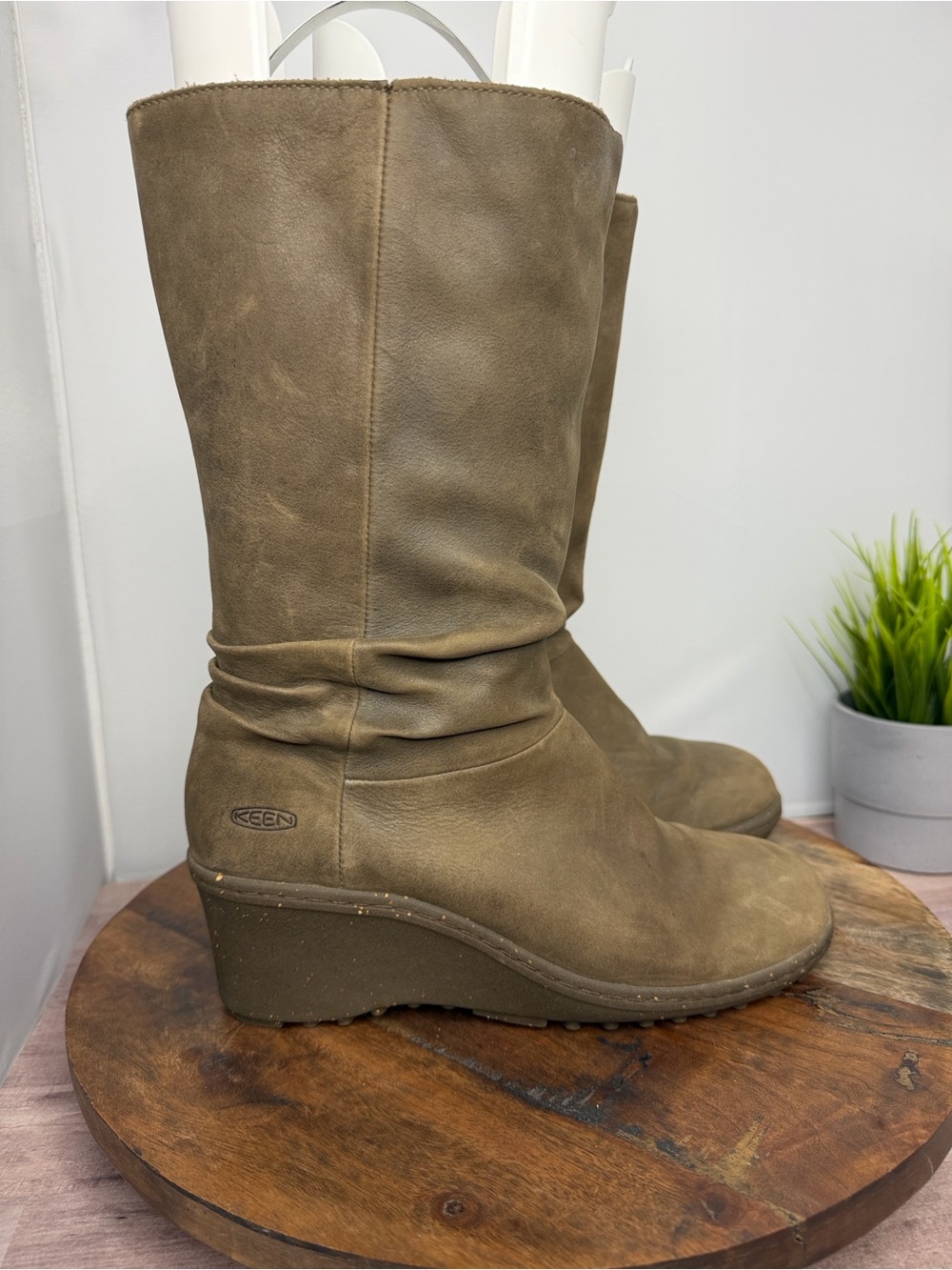 KEEN Women's “Akita” Mid-Calf Wedge Boots - Size: 8.5 - Picture 3 of 7